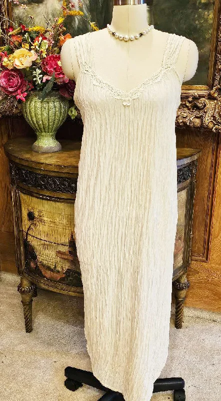 Hurry Up VINTAGE LUCIE ANN II SPRING / SUMMER TEXTURED NIGHTGOWN IN ANTIQUE IVORY